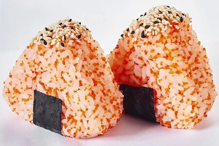 Онигири с соленым лососем