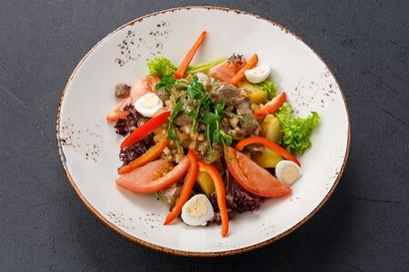 Теплый салат с куриной печенью