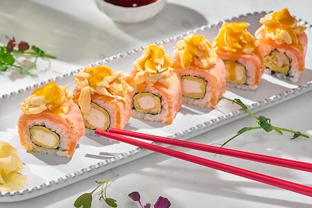 Ролл с камчатским крабом и соусом из манго 