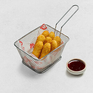 Жареный сыр с брусничным соусом большой