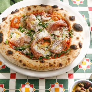 Пицца с пармской ветчиной, руколой и пармезаном