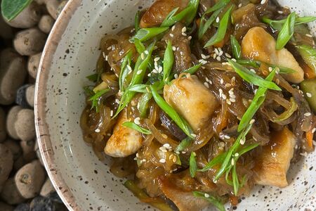 Wok с курицей и овощами