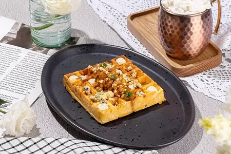 Бельгийская вафля с грушей и дор блю