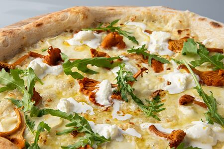 Пицца на основе сливочного соуса с трюфельным маслом, лисичками и страчателлой