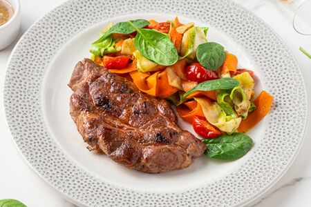 Стейк из свинины с соте из овощей