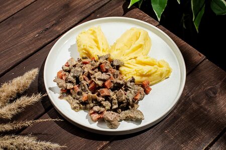 Утиная печень с картофельным пюре