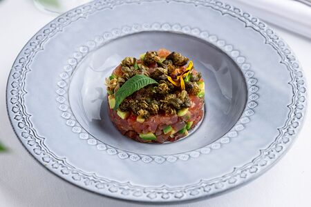 Тартар из тунца с авокадо, помидорами и каперсами