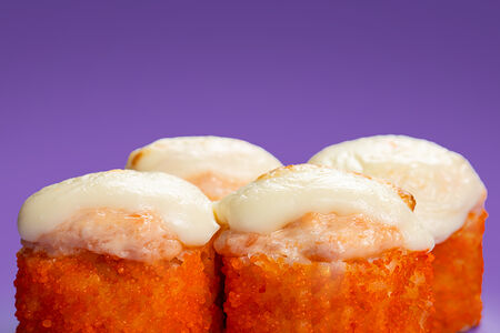 Половинка запеченного ролла с лососем и моцареллой