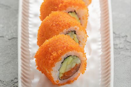 Ролл Калифорния с лососем