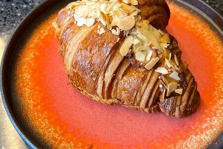 Круассан с миндальным кремом