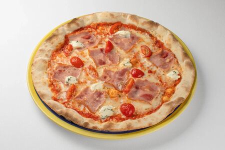 Пицца с ветчиной и творожным сыром