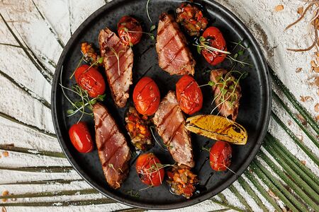 Тунец на гриле с томатами черри