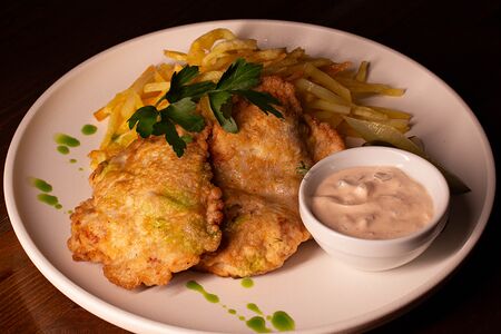 Отбивная из филе бедра цыпленка с жаренной картошкой
