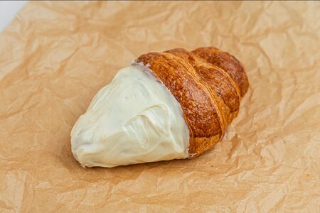 Круассан белым шоколадом ванильный