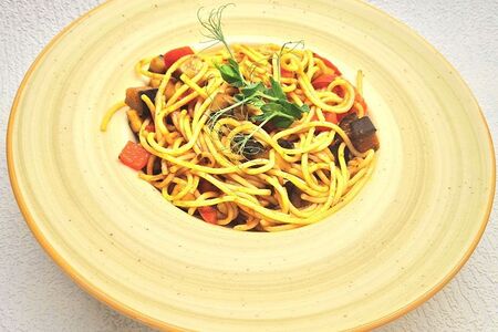 Паста с овощами в томатном соусе