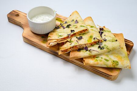 Кесадилья с курицей и сметанным соусом