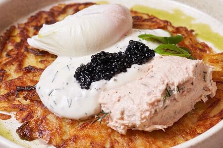 Драники с яйцом-пашот, икрой и намазкой из лосося