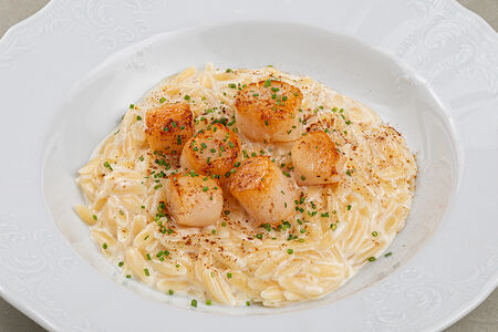 Орзо с гребешком и кремом из трюфеля и грибов