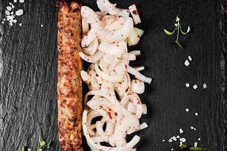 Люля-кебаб с говядиной и бараниной в лаваше