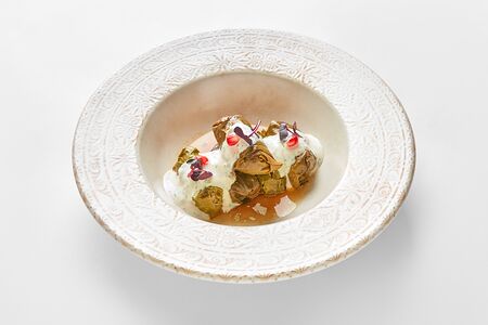 Долма с бараниной и говядиной в виноградных листьях