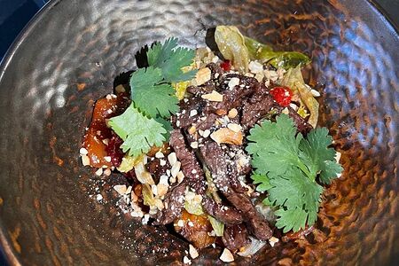 Салат с телятиной и хрустящим пасленом