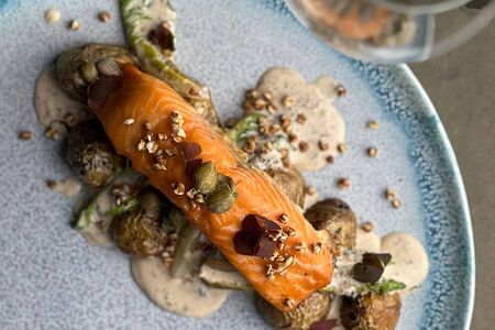 Филе форели с запечённым картофелем, трюфельным соусом и каперсами 