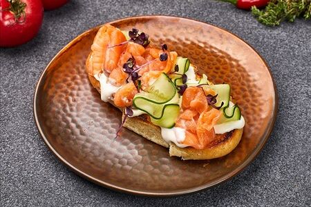 Брускетта с маринованным лососем