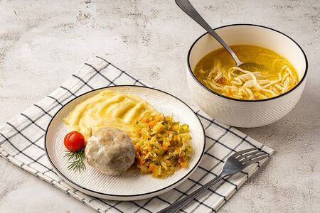 Пюре с капустой тушеной, котлета куриная паровая, лапша домашняя