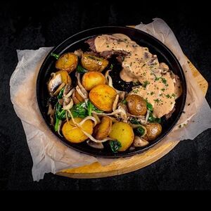 Говядина, томленная с картофелем беби