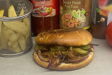 Бургер со рваной свининой и халапеньо 