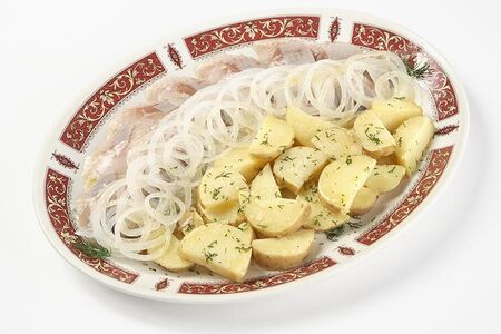 Малосольная сельдь с отварным картофелем