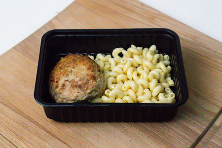 Гарнир макароны и куриная котлета