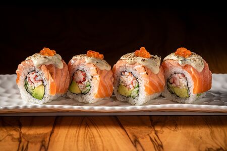 Ролл с крабом и соусом блю чиз 