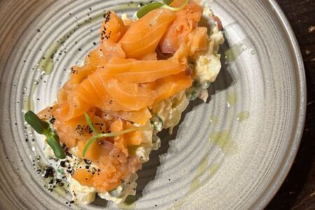 Салат Оливье со слабосолёным лососем 