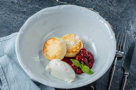 Сырники ванильные с вишней