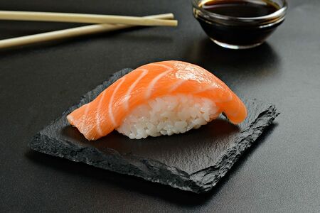 Нигири с лососем