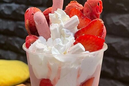 Гонконгская бабл вафля Клубника в сливках