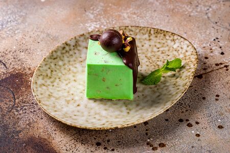 Мусс фисташковый с малиной