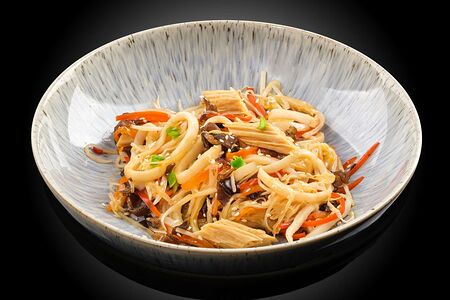 Теплый салат с кальмаром