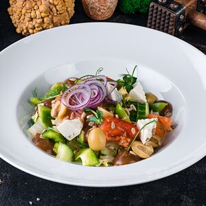 Салат овощной с сыром фета