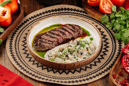 Стейк из говядины с чкмерули из шампиньонов 