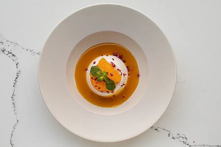 Панна котта с маринованным мандарином и соусом манго-маракуйя