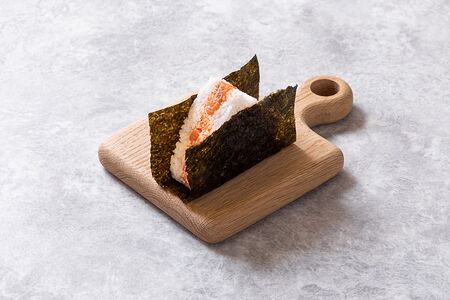 Онигири с лососем