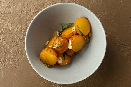 Беби-картофель с чесноком и розмарином