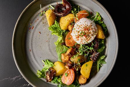 Салат с осьминогом