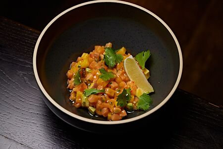 Тартар из лосося, манго, маракуйи