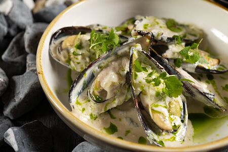 Мидии блю чиз в соусе бер блан