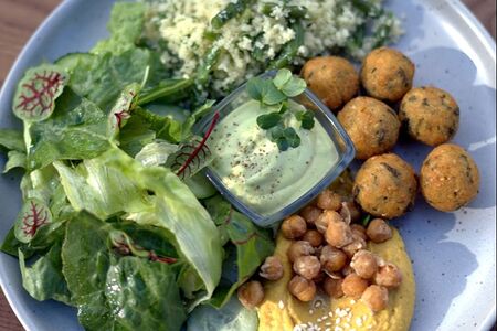 Веган-завтрак с фалафелем