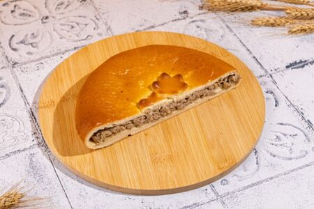 Половинка пирога с мясом