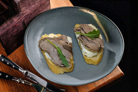 Тапас пастрами с чесночным соусом айоли